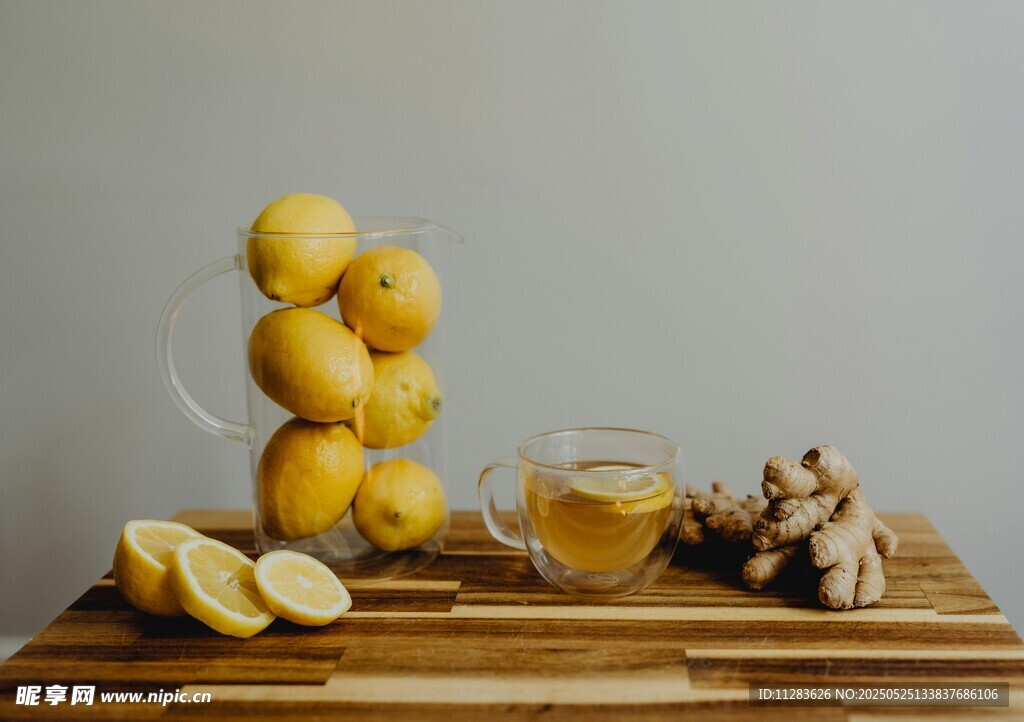 柠檬茶饮与干果静物组合