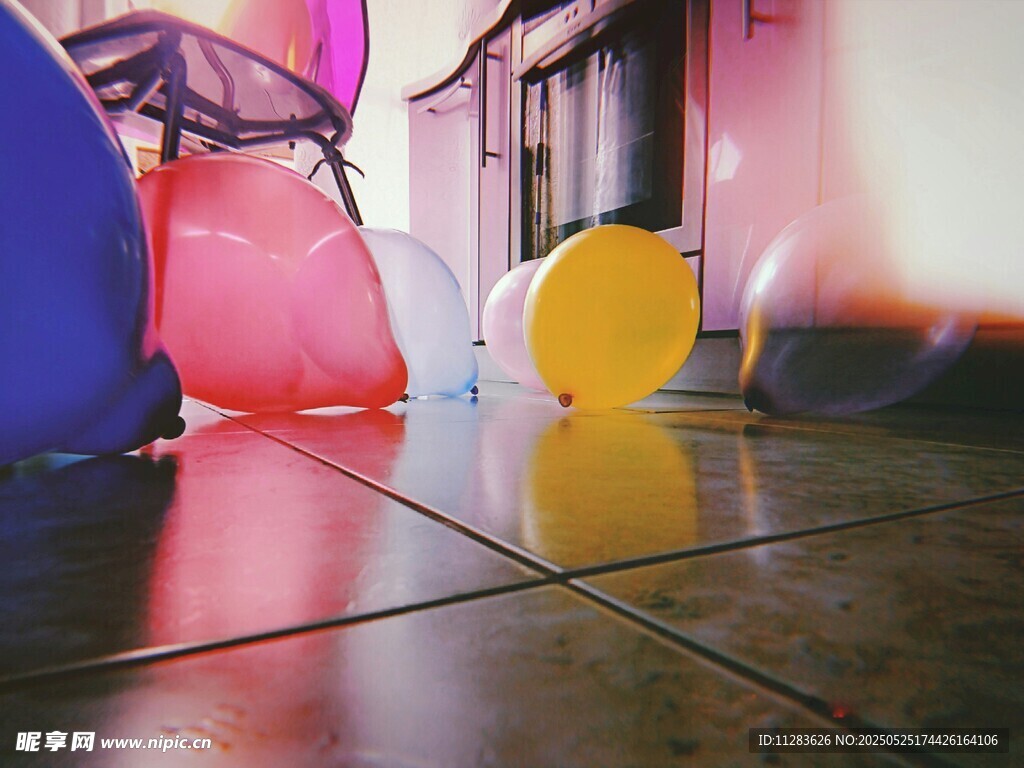 多彩气球装点地面场景