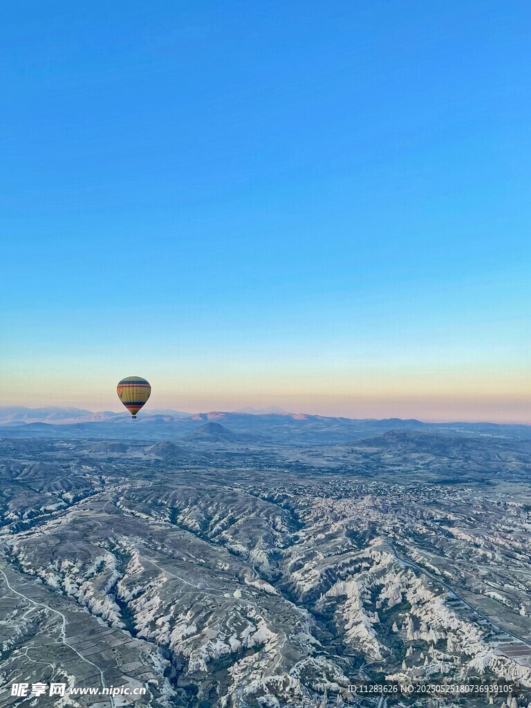 空中俯瞰热气球与地貌景观