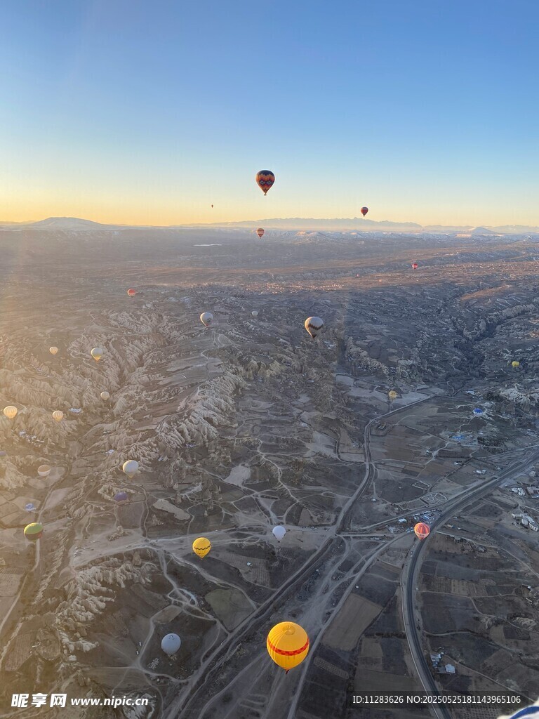 空中俯瞰多彩热气球景观
