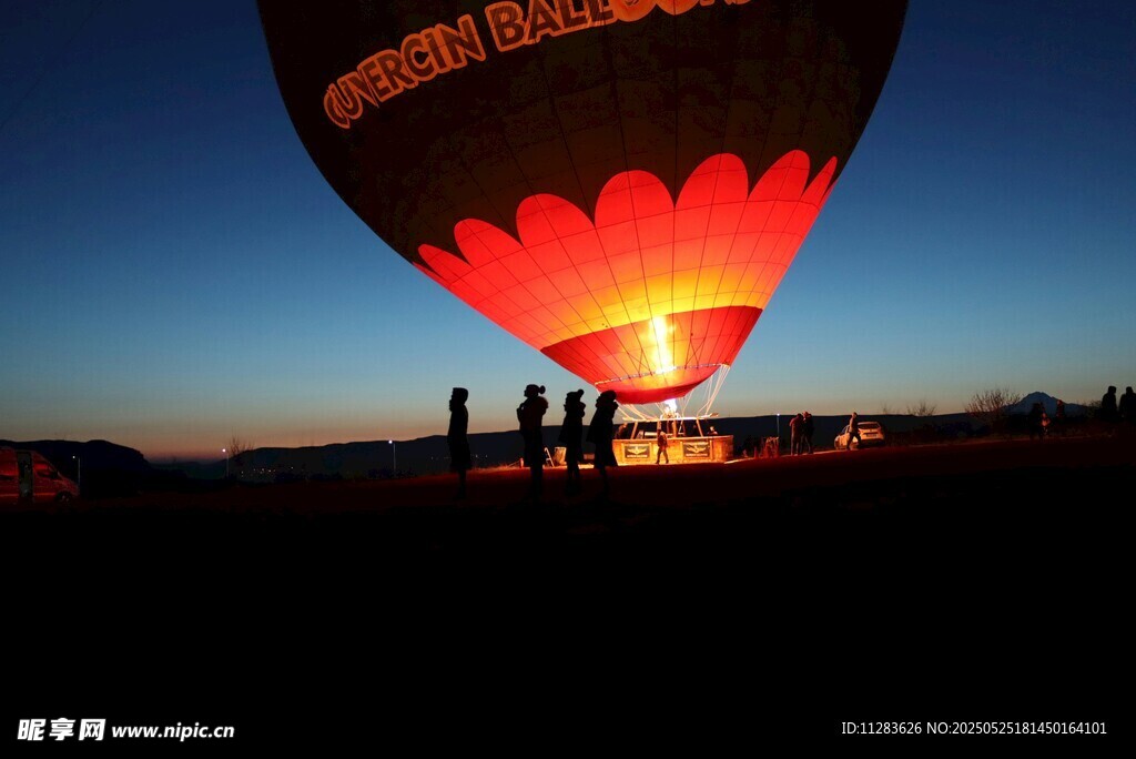 夕阳下升空的绚丽热气球