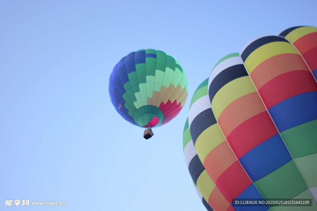 多彩热气球翱翔蓝天