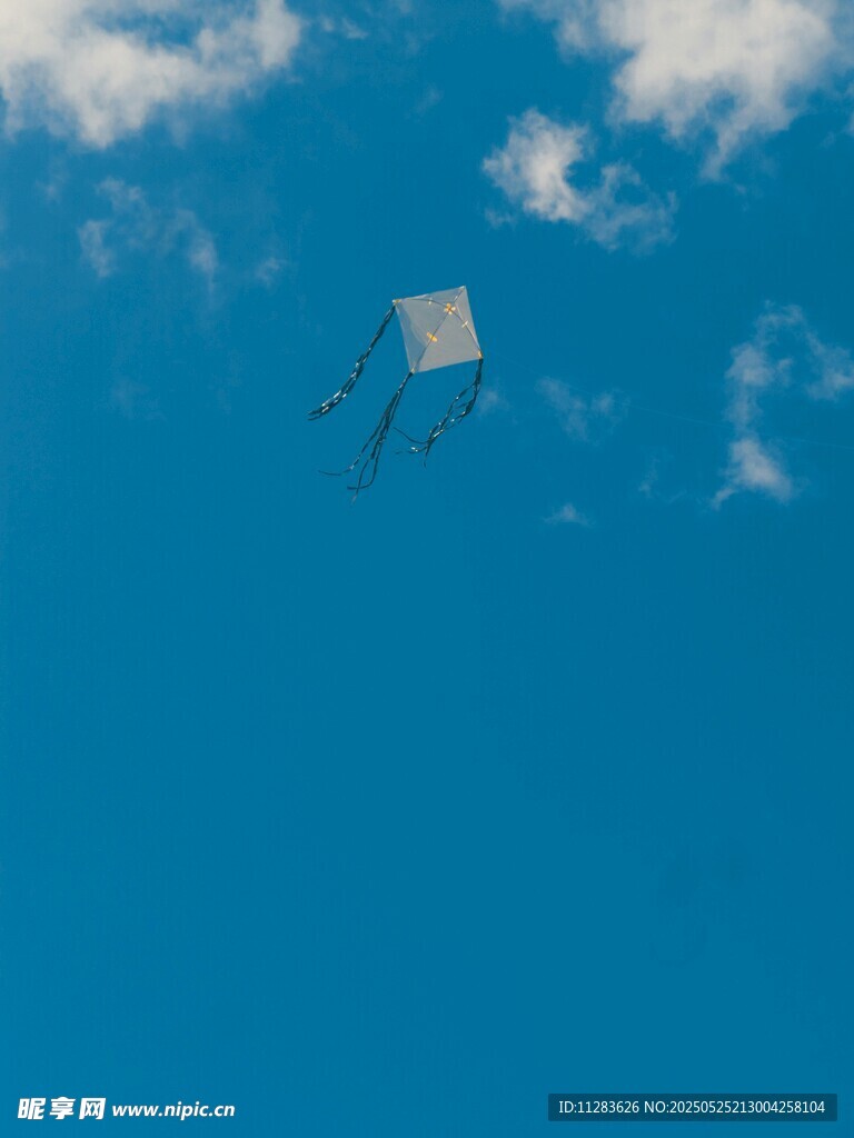 蓝天中飞翔的方形风筝