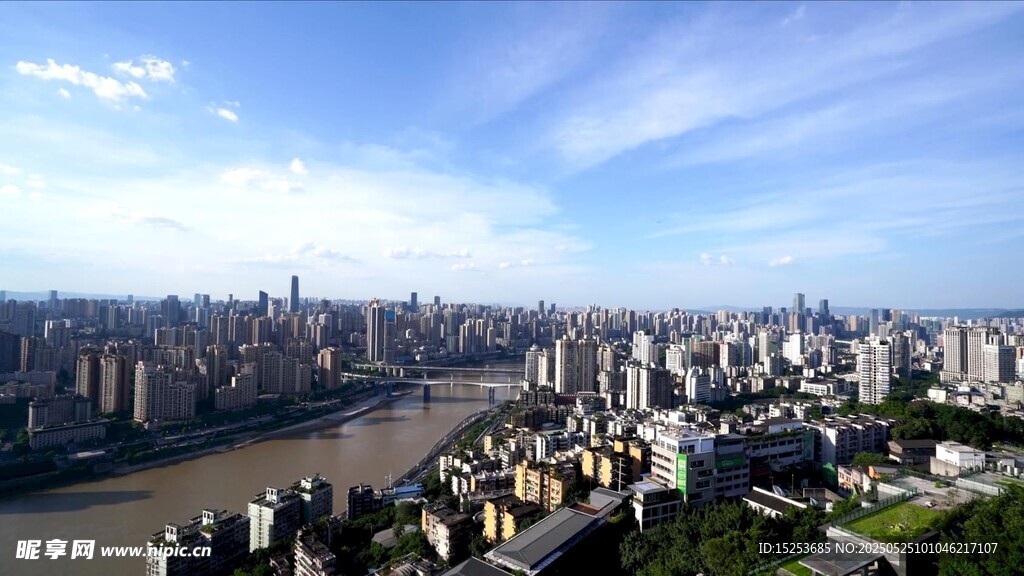 城市天际线与河流景观
