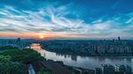 城市河畔壮丽日落景观