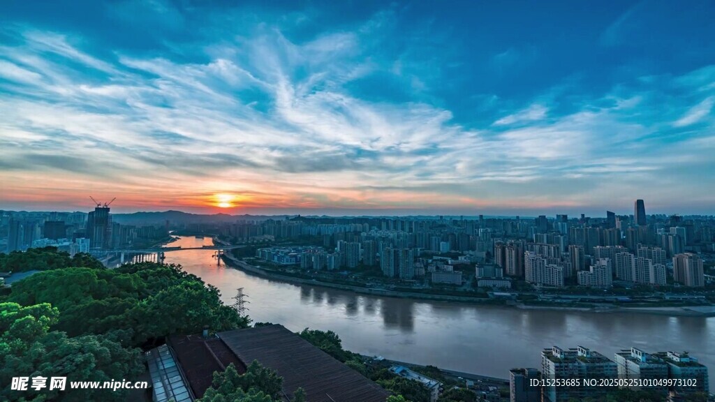 城市河畔壮丽日落景观