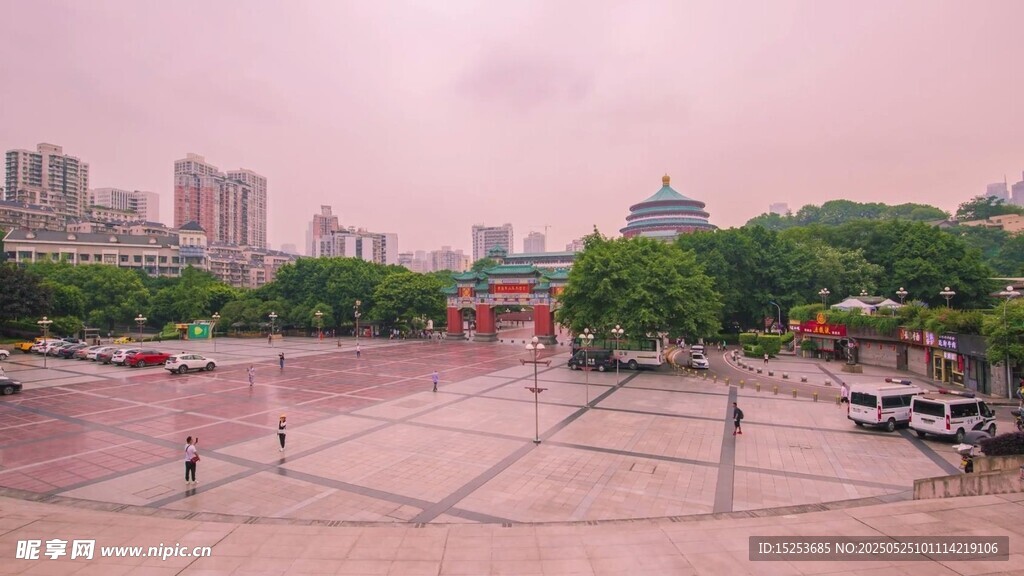 城市广场开阔景象