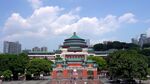 古典建筑前的城市风景