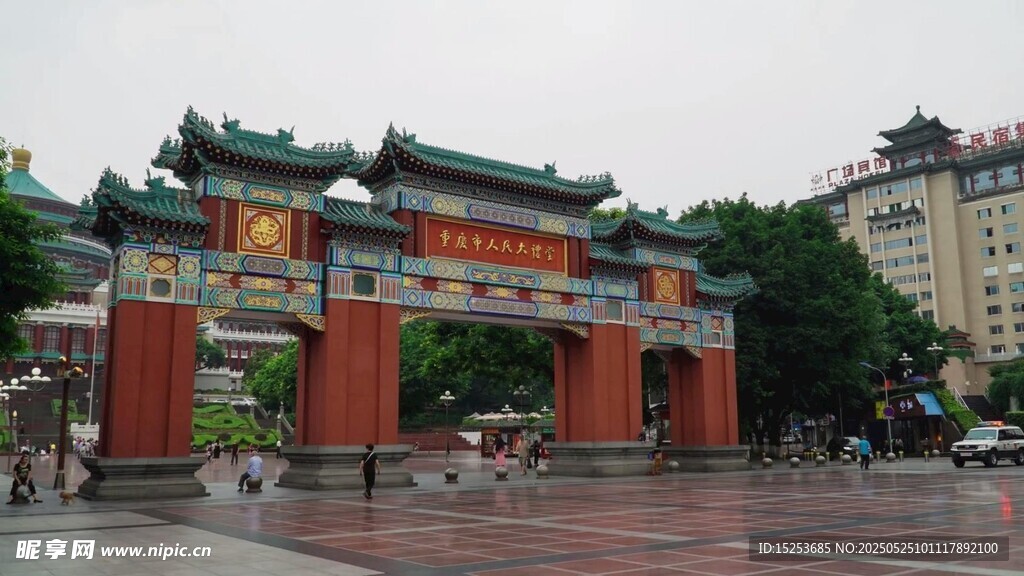 中式牌坊矗立城市广场