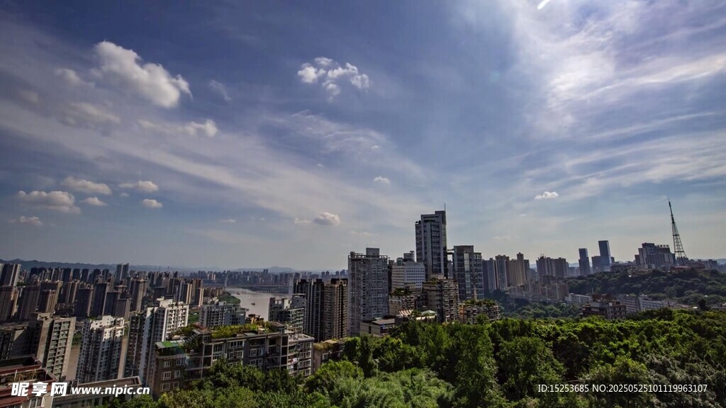 城市天际线与葱郁绿植景观