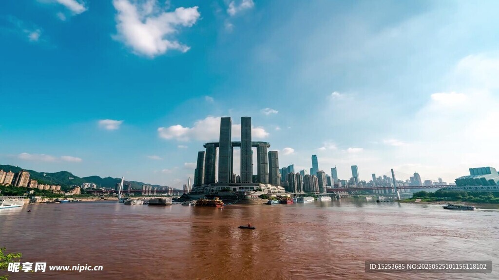 江边工业设施与城市景观