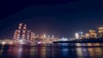 城市璀璨夜景映照水面