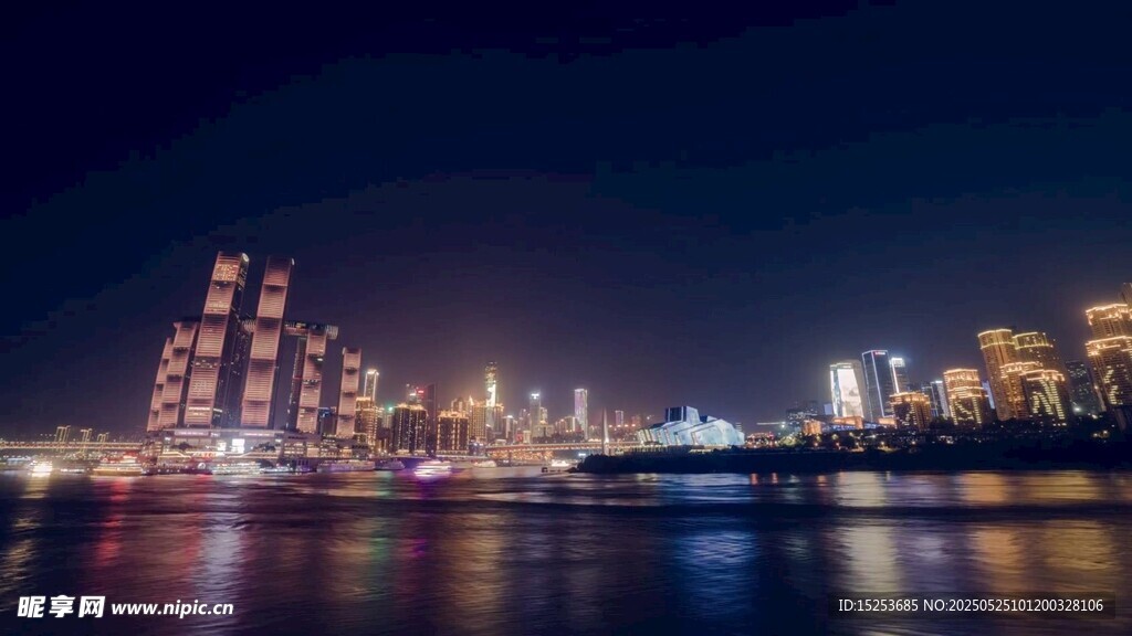 城市璀璨夜景映照水面
