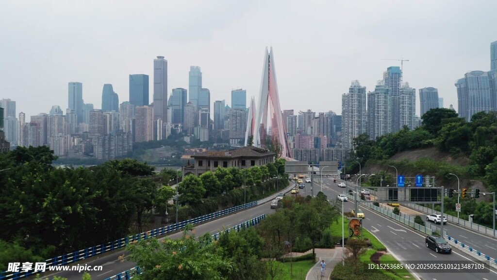 城市道路与林立高楼景观