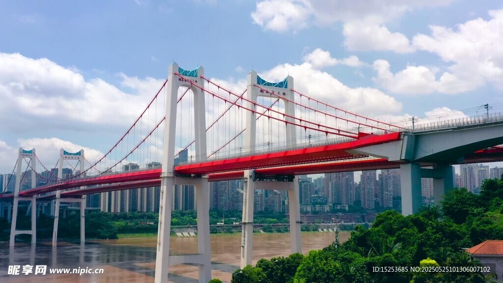江上红色大桥风景如画
