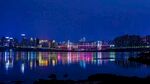 城市夜景湖面绚丽倒影