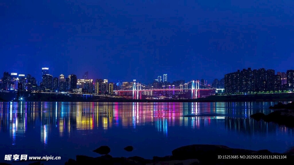 城市夜景湖面绚丽倒影