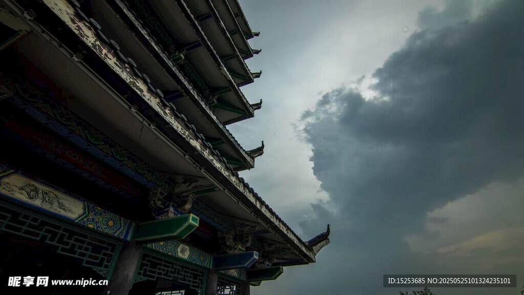 乌云下的中式古建筑一角