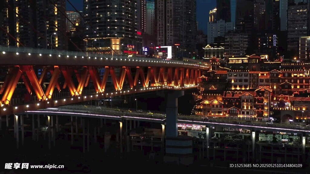 城市夜景中的绚丽桥梁