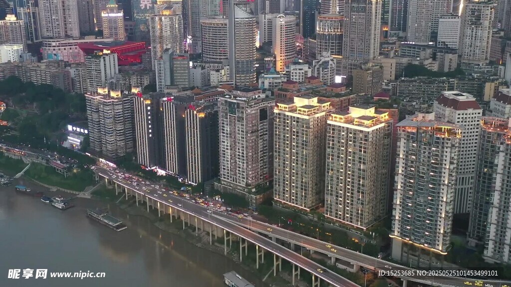 城市河畔高楼景观