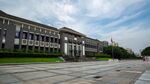 宏伟建筑前的开阔广场
