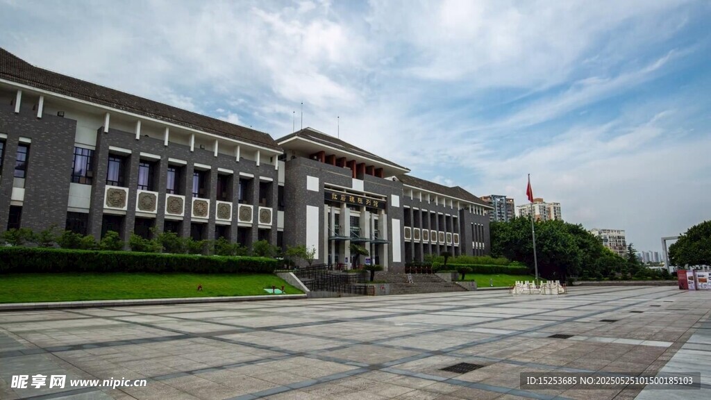 宏伟建筑前的开阔广场