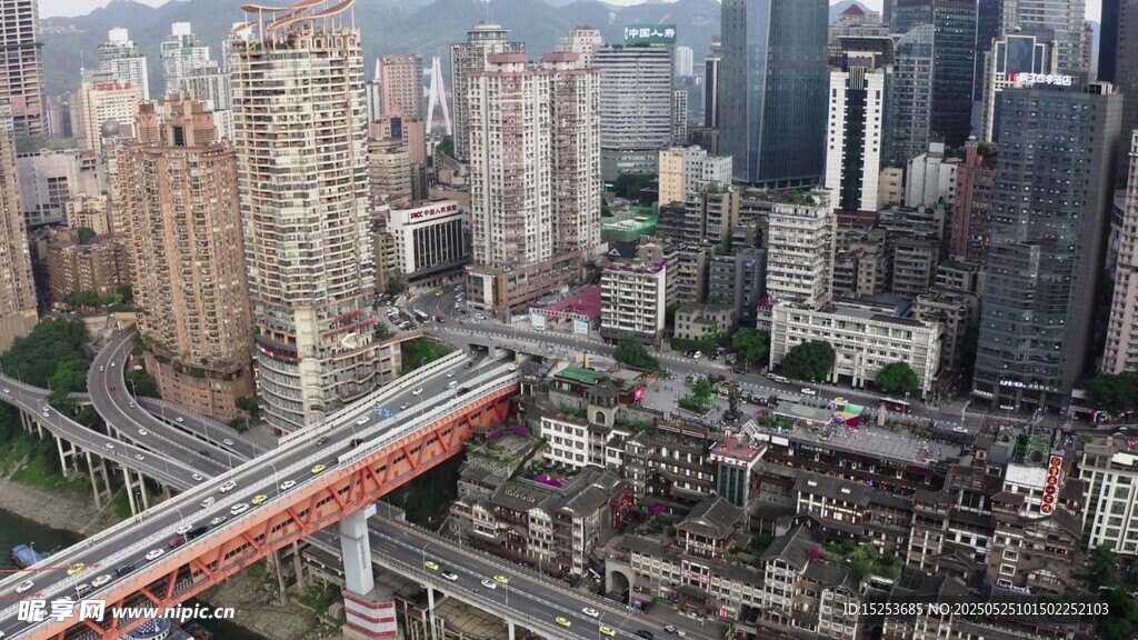 城市高架桥与林立高楼