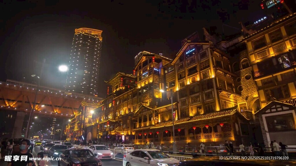 夜晚繁华街道的璀璨建筑