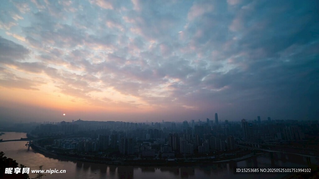 城市河畔壮丽日出景观