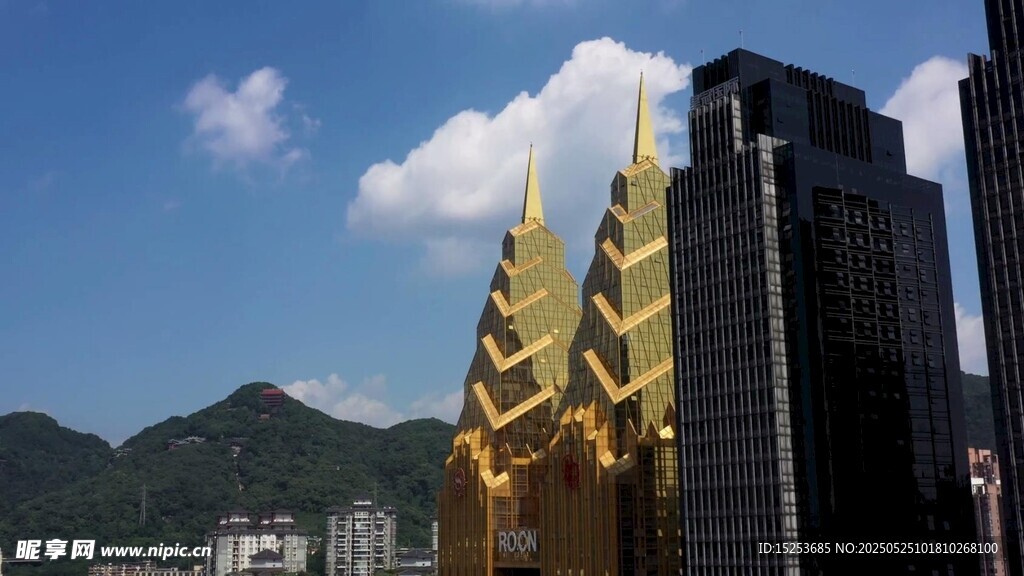 金色尖顶建筑与现代高楼