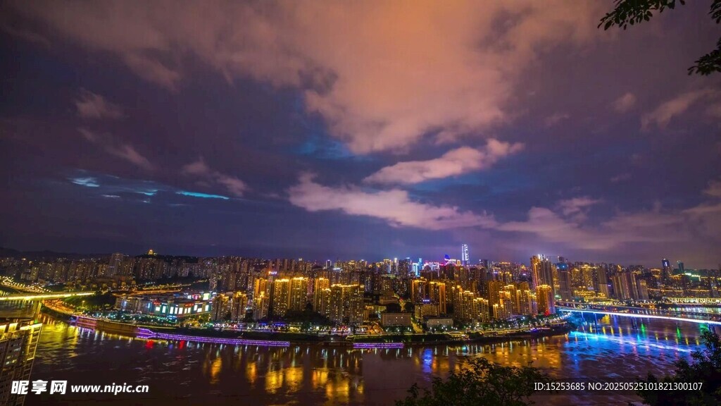 城市湖畔绚丽夜景