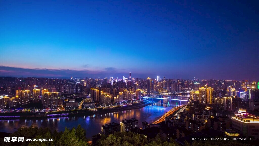 城市璀璨夜景俯瞰图