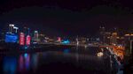 城市夜景中的璀璨桥梁