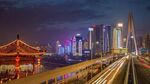城市夜景中的铁轨与古建筑