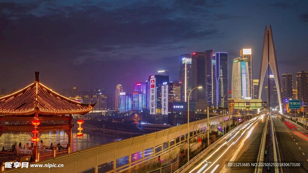 城市夜景中的铁轨与古建筑