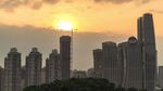 夕阳下的城市天际线