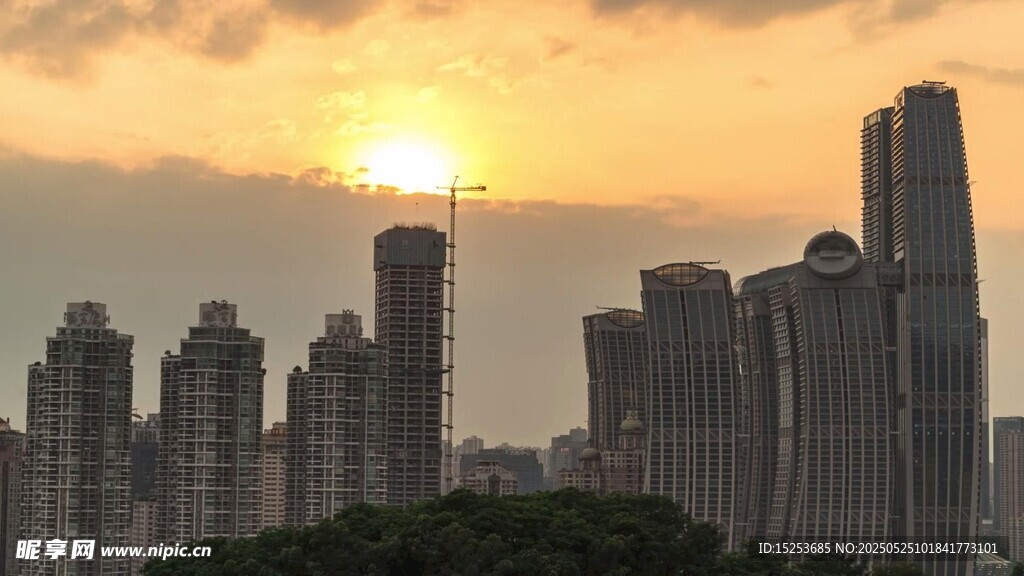 夕阳下的城市天际线