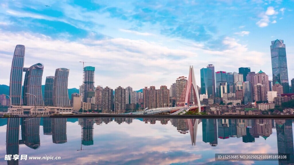 城市天际线与水面倒影