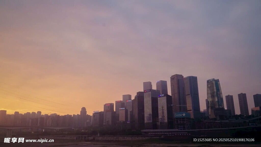 黄昏下的城市高楼景观