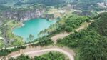 山间碧湖蜿蜒小路美景
