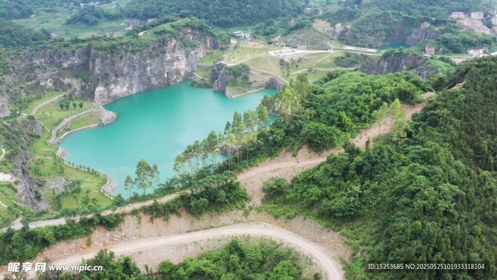 山间碧湖蜿蜒小路美景