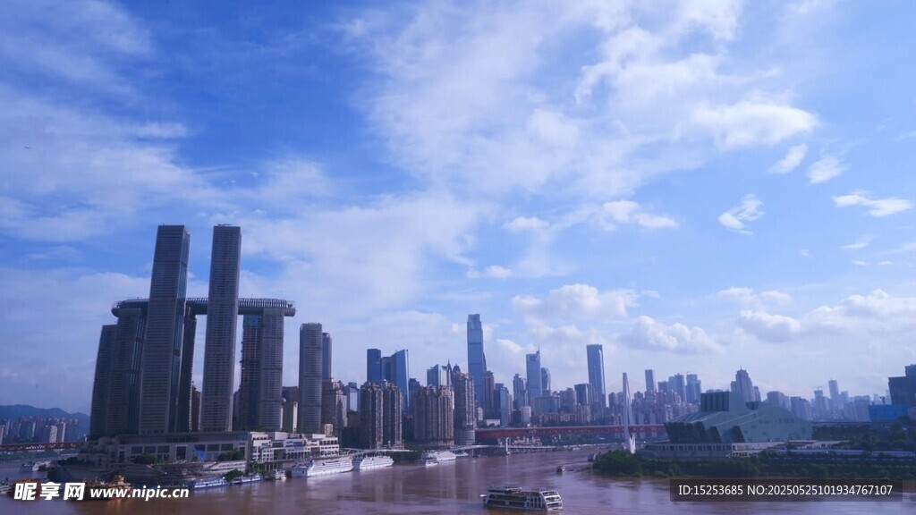 城市天际线与蓝天白云