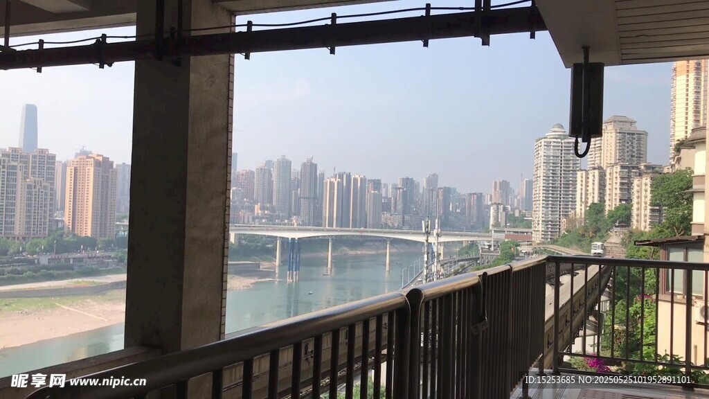 江边阳台外的城市风光