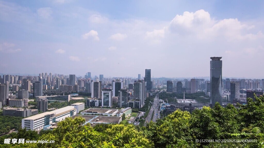 俯瞰城市高楼与葱郁绿植