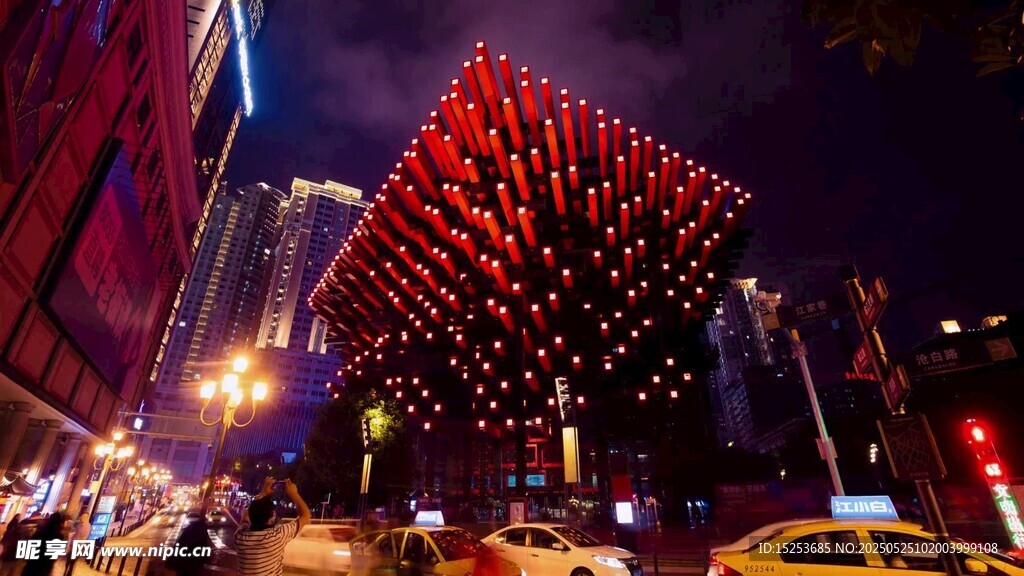 重庆璀璨夜景中的独特建筑