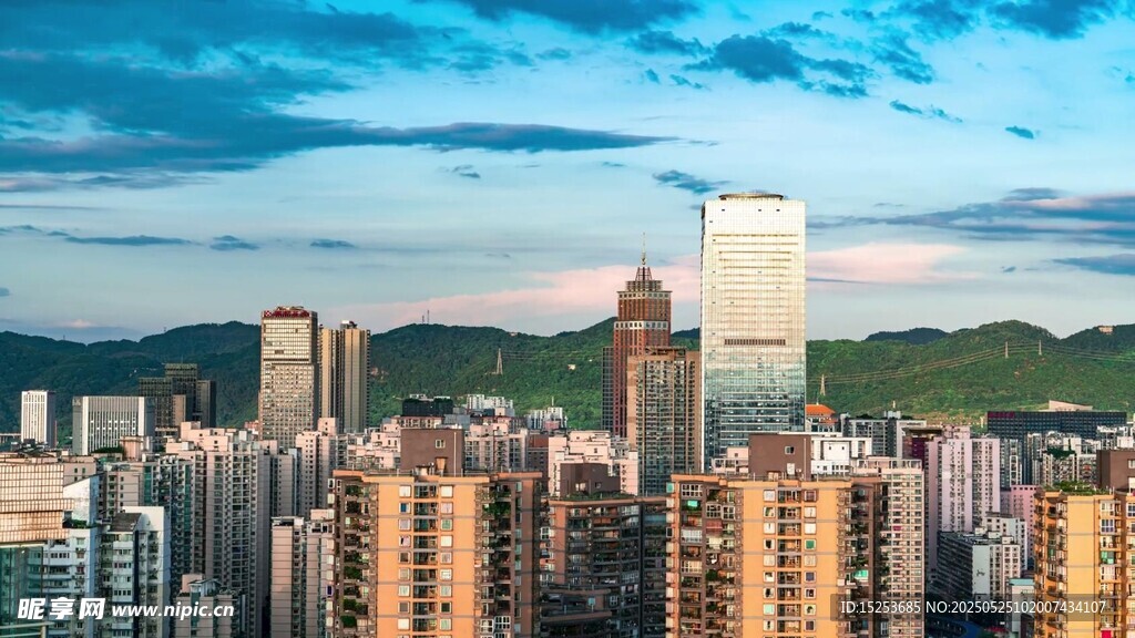 都市天际线 高楼与远山