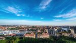 城市天际线与蓝天白云景观
