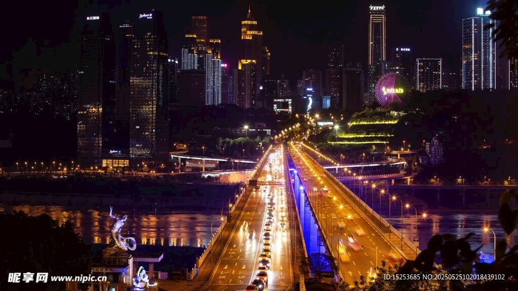 城市夜景中的璀璨桥梁