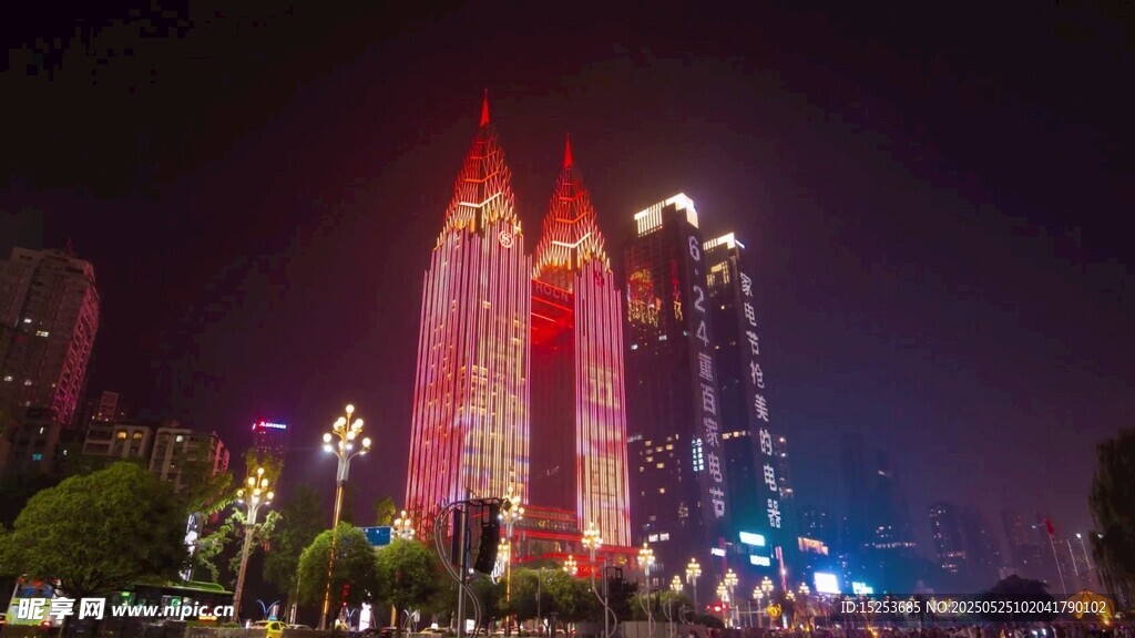 璀璨夜景中的摩天大楼