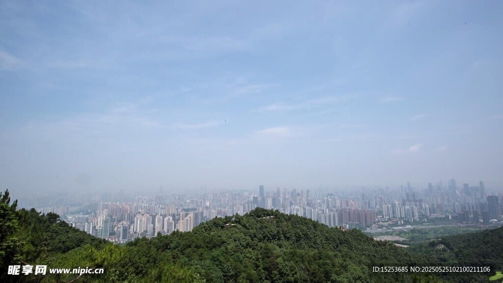 山顶俯瞰城市景观